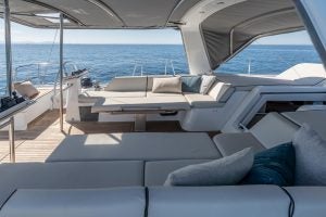 Espace de bain de soleil dans le cockpit du voilier de luxe Beneteau Yacht 54