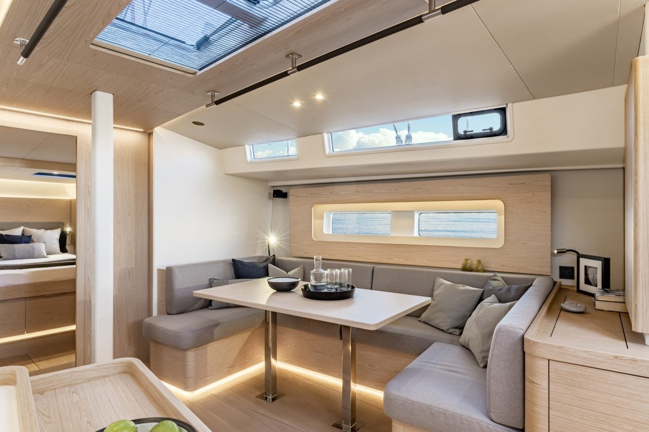Salle à manger intérieure du monocoque Beneteau Oceanis Yacht 54