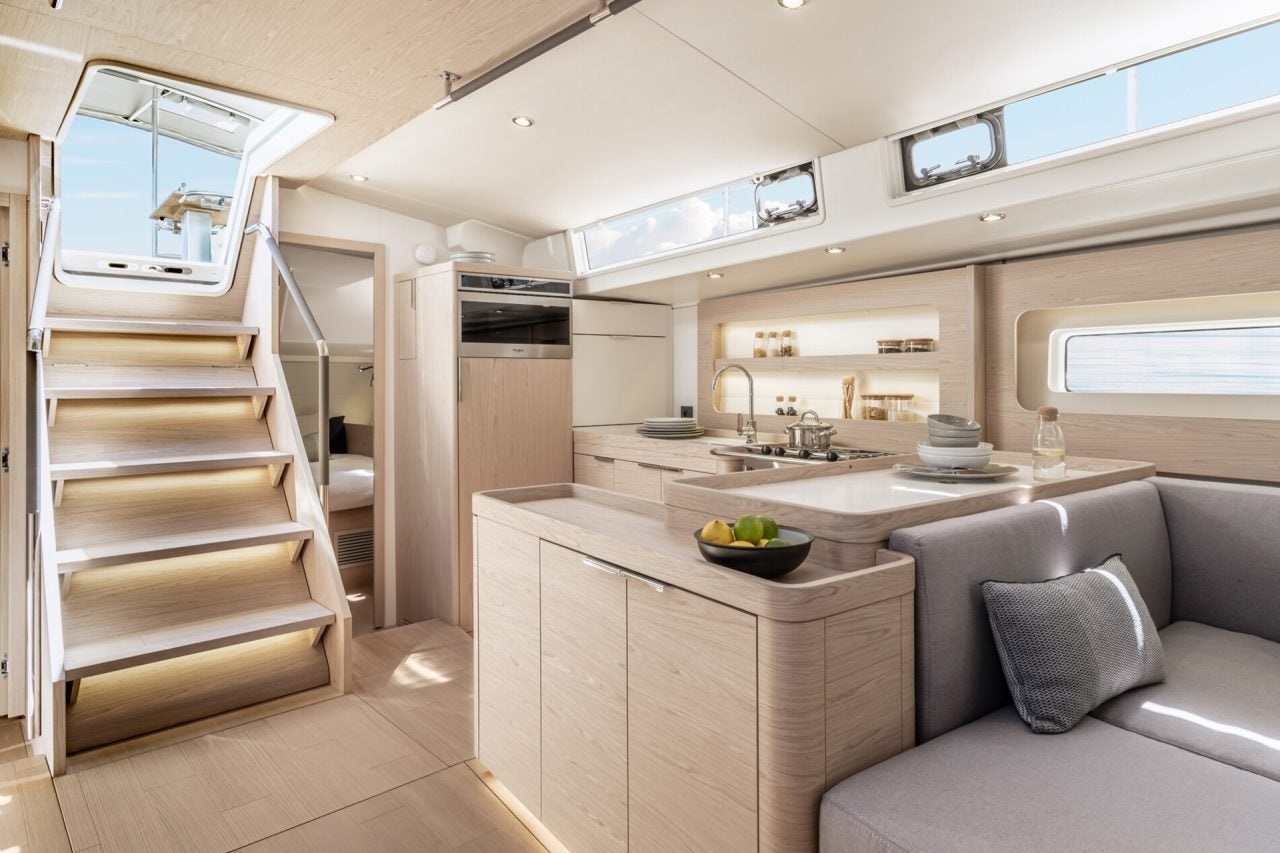 Salon et escaliers d’accès aux cabines du monocoque Beneteau Oceanis Yacht 54