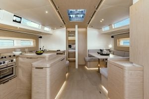 Espace salon intérieur du bateau de luxe Oceanis Yacht 54