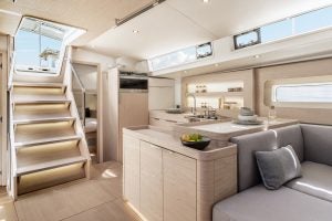 Salon et escaliers d’accès aux cabines du monocoque Beneteau Oceanis Yacht 54