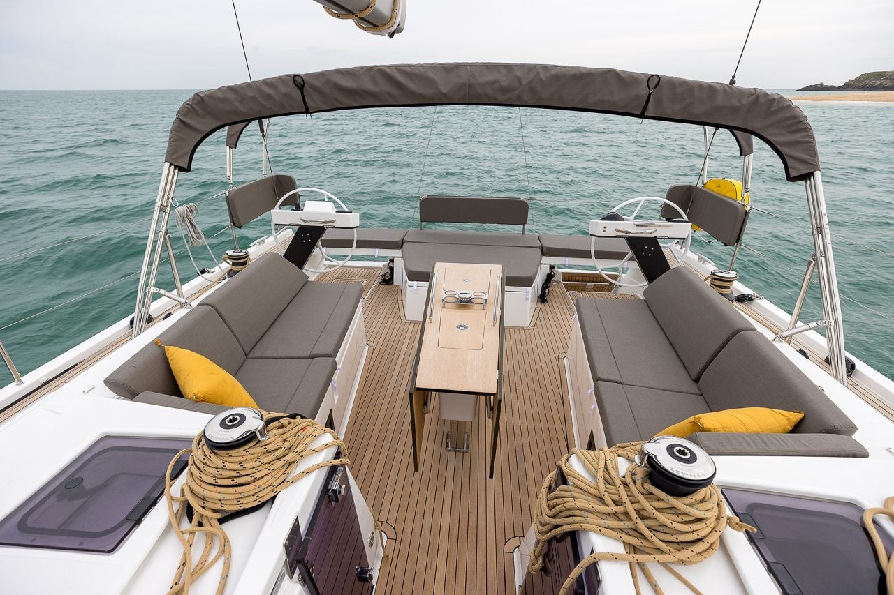 Grand cockpit et double barre du monocoque Dufour 470
