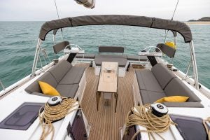 Grand cockpit et double barre du monocoque Dufour 470