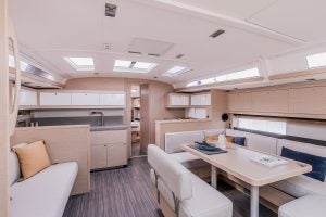 Cuisine et espace de repas du voilier monocoque Dufour 470