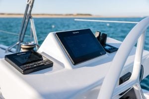 Gros plan de l’électronique de barre du voilier Dufour 470