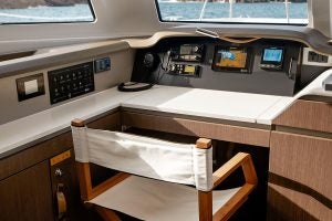 Poste de navigation intérieur du Bali Catspace et grandes fenêtres enveloppantes