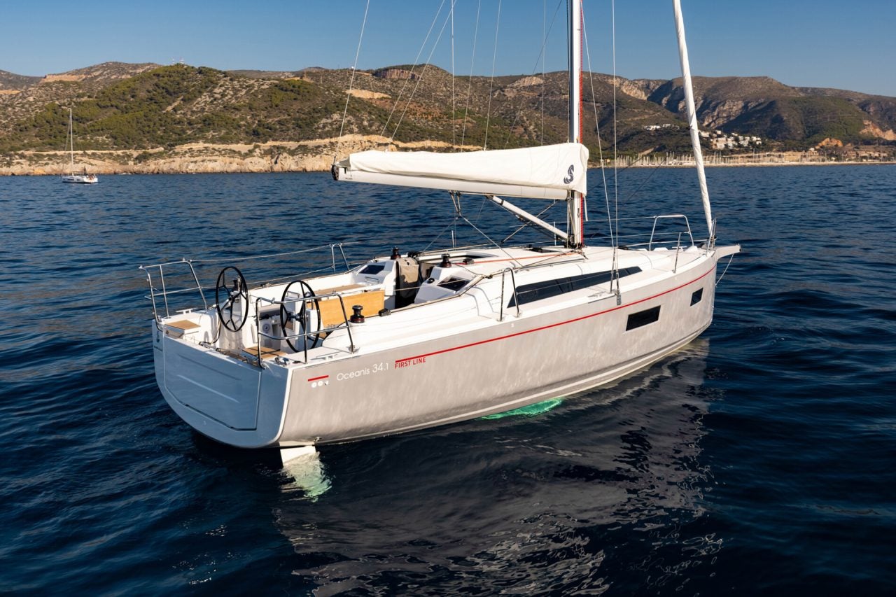 Voilier Beneteau 34.1 ancré sur une eau bleue calme