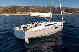 Voilier Beneteau 34.1 ancré sur une eau bleue calme
