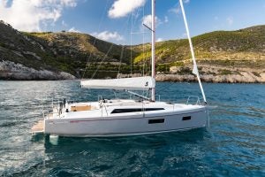 Voilier Beneteau 34.1 ancré près d’un rivage pittoresque
