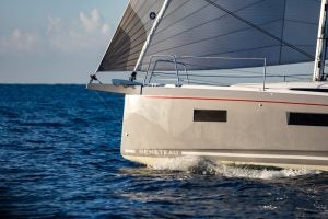 Vue latérale rapprochée de la proue du voilier Beneteau Oceanis 34.1