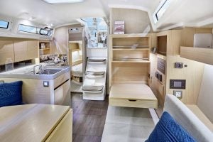 Salon et escaliers d’accès aux cabines du voilier Beneteau Oceanis 34.1