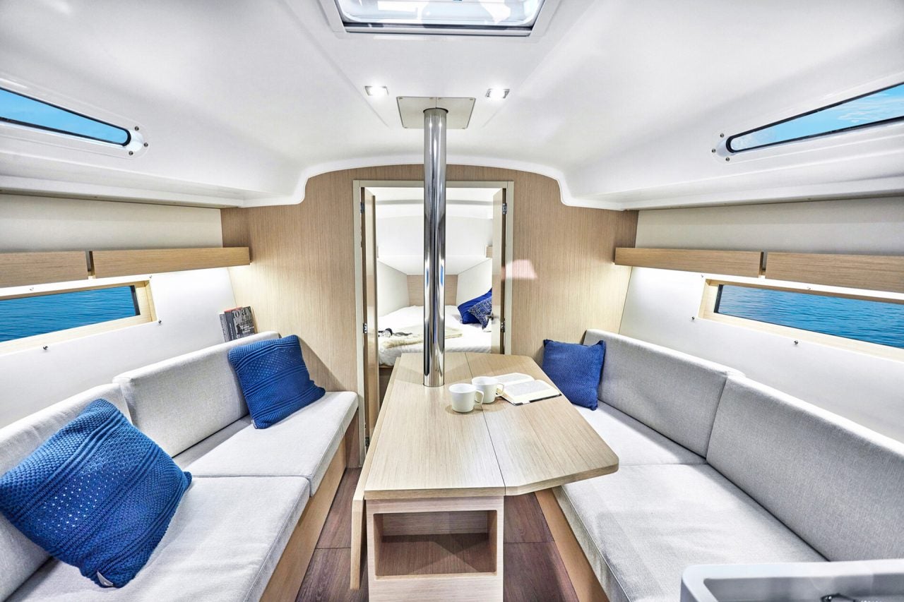 Zone d’assises rembourrées du salon du monocoque Beneteau 34.1