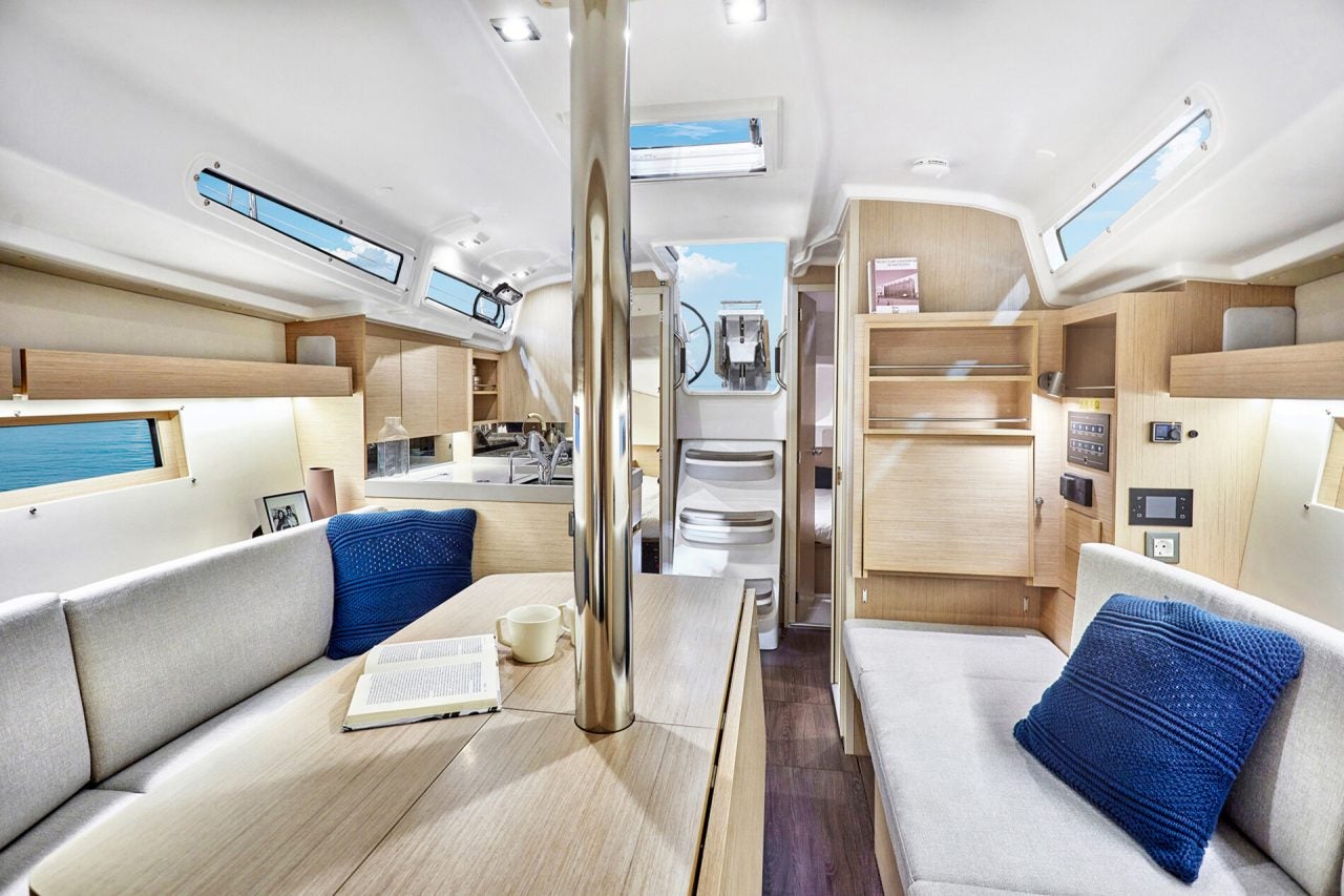 Salon du bateau Beneteau 34.1 aux finitions en bois clair