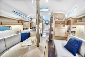 Salon du bateau Beneteau 34.1 aux finitions en bois clair