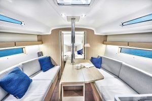 Zone d’assises rembourrées du salon du monocoque Beneteau 34.1