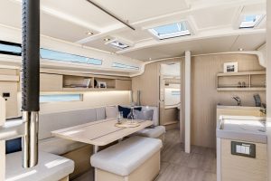 Salón del yate Beneteau 40.1 con interior de madera clara