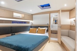 Grande cabine à double couchette du monocoque Dufour 61