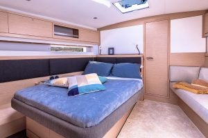 Grande cabine à double couchette du voilier Dufour 61