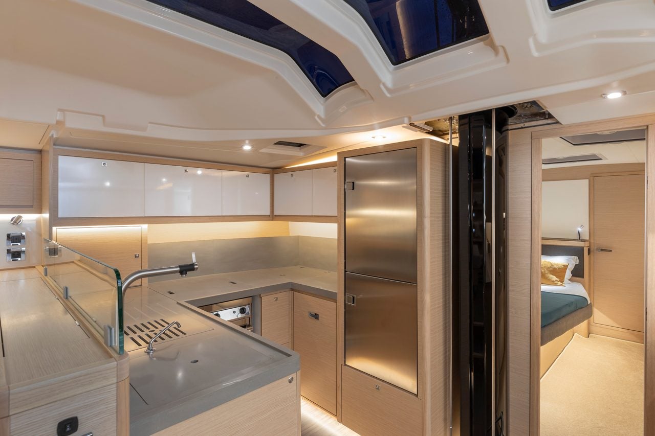 Cuisine en U d’un monocoque à voile Dufour 61
