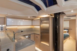 Cuisine en U d’un monocoque à voile Dufour 61