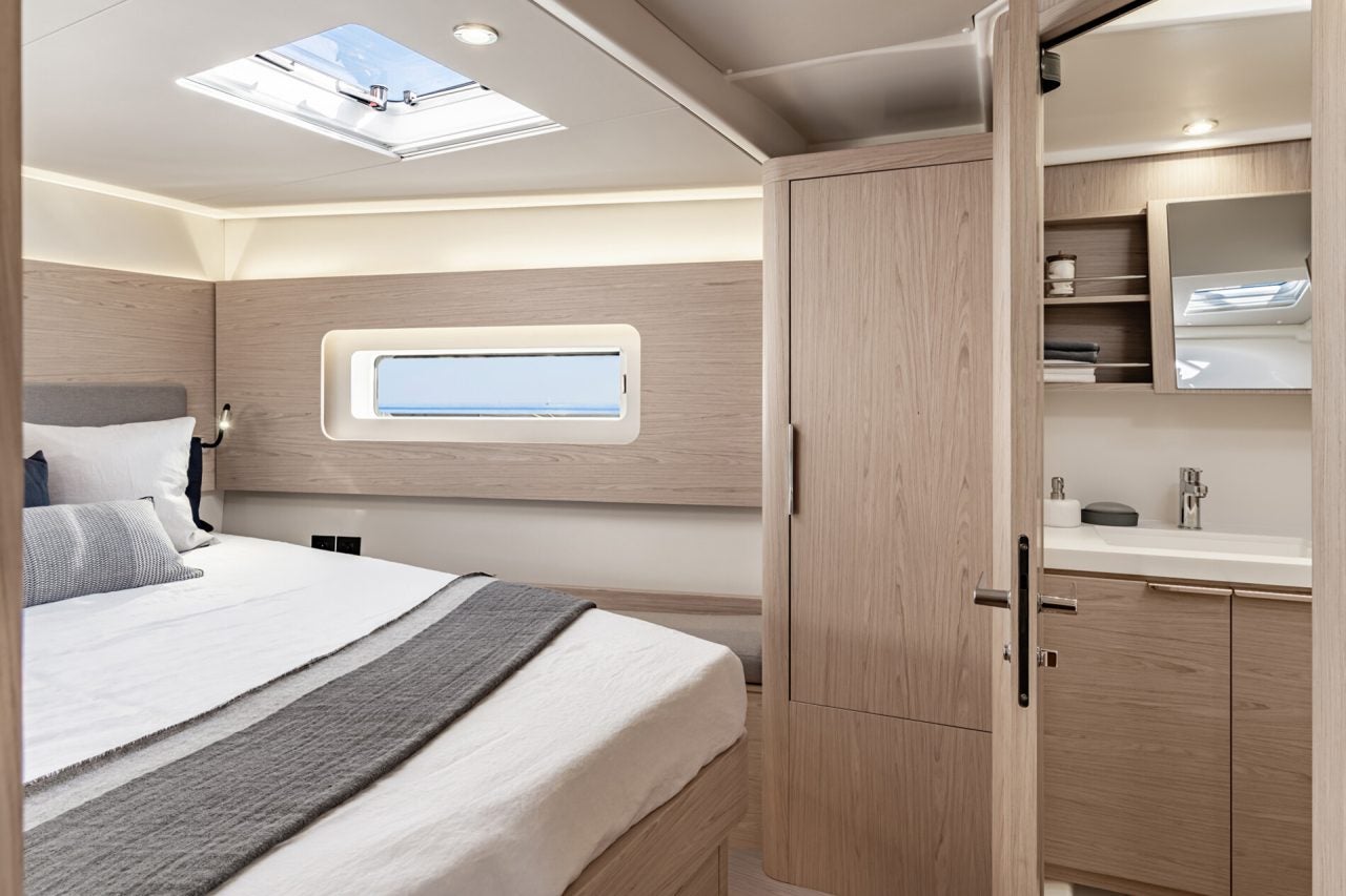 Cabine et salle de bain du voilier Oceanis Yacht 54