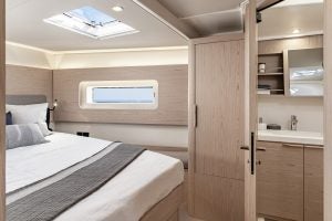 Cabine et salle de bain du voilier Oceanis Yacht 54