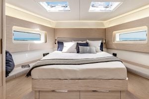 Cabine avec lit double du voilier de luxe Beneteau Oceanis Yacht 54