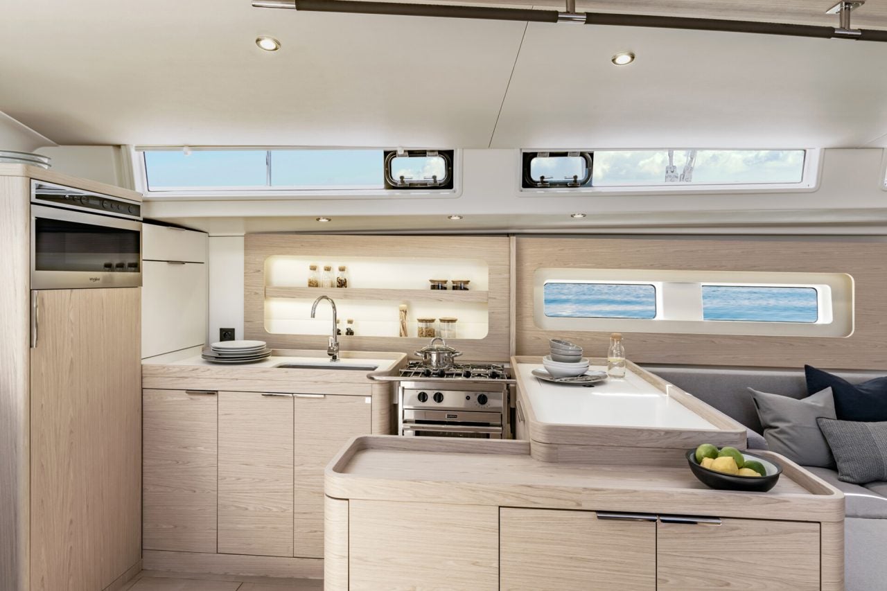 Cuisine en forme de U du monocoque de luxe Oceanis Yacht 54