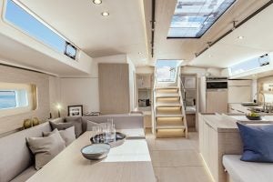 Espace de séjour du salon du voilier de luxe Beneteau Oceanis Yacht 54