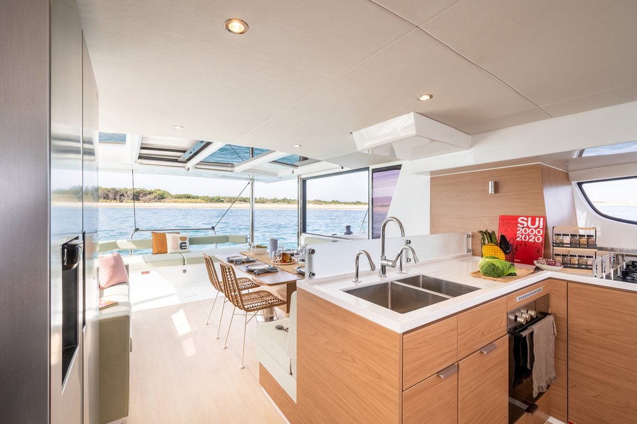 Der Salon von Bali 4.6 mit der Küche im Vordergrund, mit Blick auf den Esstisch und die offene Hecktür