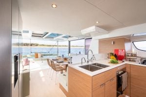 Der Salon von Bali 4.6 mit der Küche im Vordergrund, mit Blick auf den Esstisch und die offene Hecktür