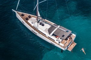 Femme nageant près du voilier monocoque Oceanis Yacht 54