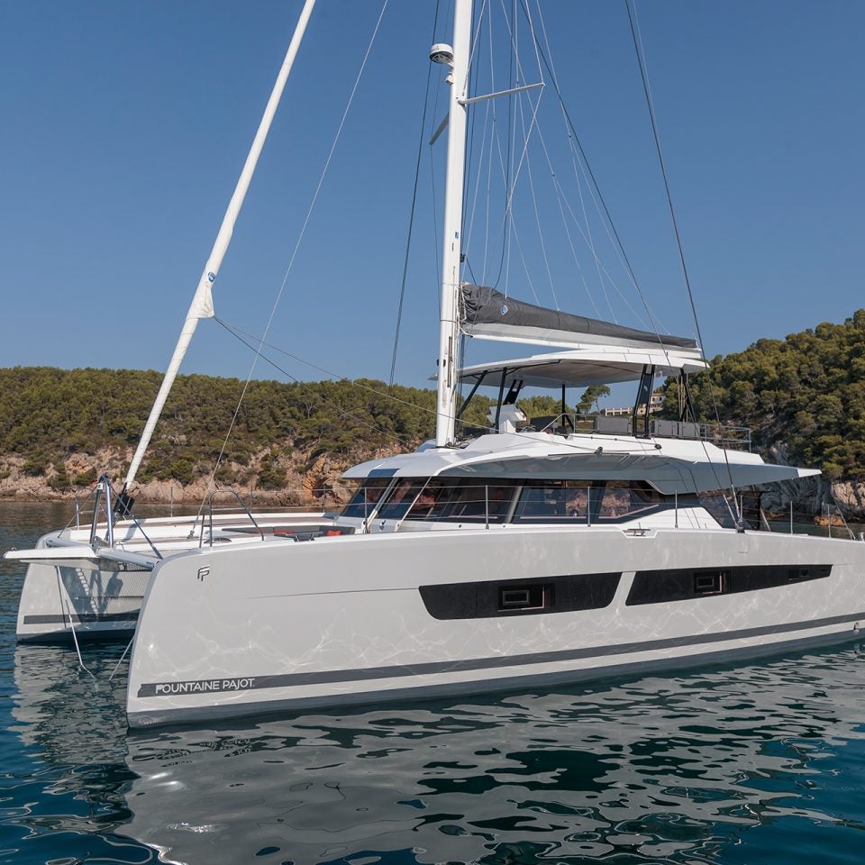 Bateau Fountaine Pajot Samana 59 au mouillage près du littoral