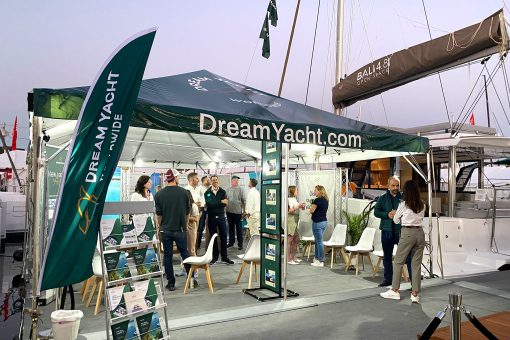 Équipe de Dream Yacht travaillant au salon nautique
