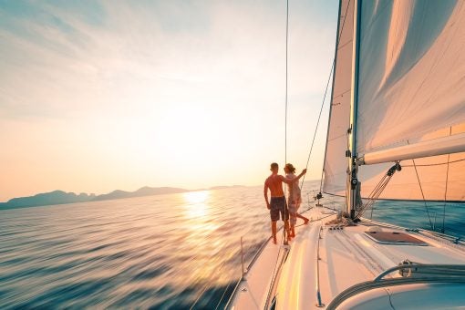 Mann und Frau auf dem Deck eines Einrümpfers