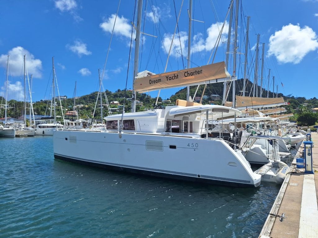 Catamaran Dream Yacht Charter d'occasion au port