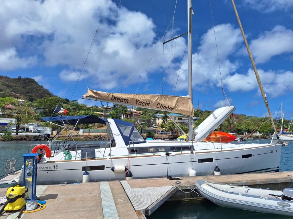 Oceanis 45 Dream Yacht Charter d'occasion au port