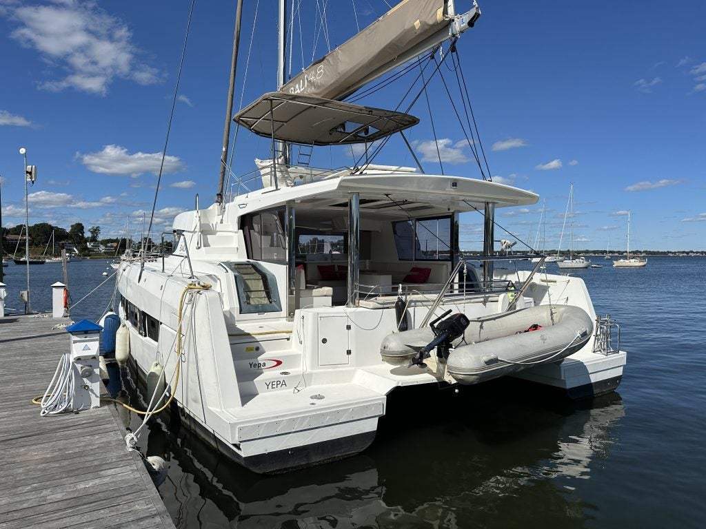 Bali 4.8 Dream Yacht Charter au port